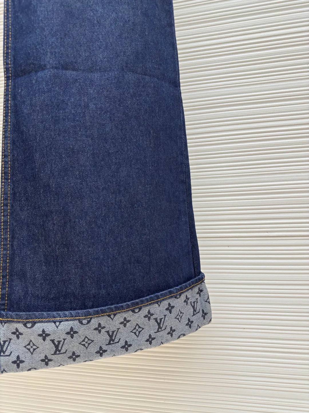 LOUIS VUITTON Dark blue logo cuffed denim trousers [Women's clothing] ●Authentic product: Purchased and developed for 12999 ●Item number: 1680064-A75 ●Material: Denim denim fabric ●Technology: Made on positioning cutting machine ●Version: Fitted version ●Weight: about 735 grams ●Size: 34-36-38 ●Description: This mini shorts is cut with seasonal deep-washed denim to create a neat straight fit. Contrasting topstitching outlines the classic structural lines, and the cuffed trousers reveal the Monogram printed lining, upgrading your daily look. The overall wiring is straight and delicate, the fabric is comfortable and soft, and the color is consistent without color difference. It can be matched with the same style to create a fashionable look and control various occasions. Customized accessories, complete with three standards, same style for men and women!